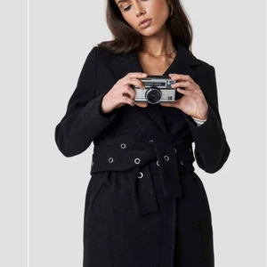  - Svart lång kappa från NAKD x Dilara, köpt för 1200kr och använd 1 gång. Köparen står för frakten :)