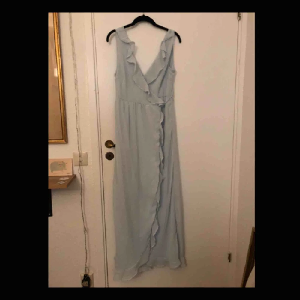 Somrig och fin ljusblå klänning, perfekt till bal!!  Storlek 36/s, knyts ihop med två tunna snören på varsin sida, aldrig använd Köpt för 550 kr Pris kan diskuteras vid snabb affär, men frakt tillkommer 💙. Klänningar.