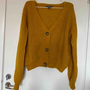  - Senapsgul kofta med fina tortoise-shell knappar   Swish-betalning Upphämtning i Sthlm alt kund betalar för frakt (står ej för postens f-ups) 