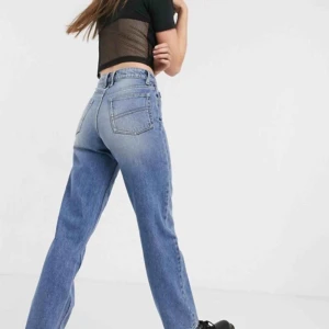  - Snyggaste raka jeansen från COLLUSION! Älskar dessa men dom var tyvärr för små för mig :( Frakten är inräknad! Köpta för 25£ så typ 300kr 💖 skriv för fler bilder! Prislapparna och allt är kvar och dom är aldrig använda.