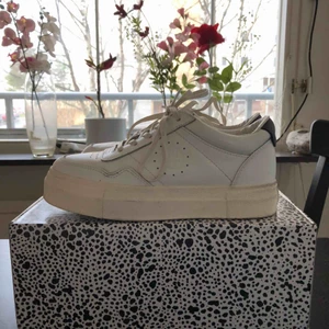  - Eytys sneakers i strl 36, knappt använda och i bra skick