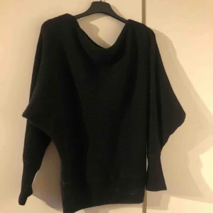  - En svart stickad tröja. Storlek xs men passar S.