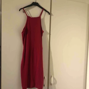  - Röd klänning, storlek xs, använd fåtal gånger.
