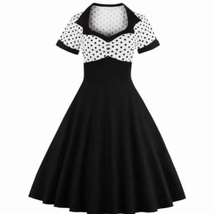  - NY JÄTTEFIN PINUPPA KLÄNNING MED PRIKAR. FÄRGER.SVART&VITT. Material:bomull blandat med polyester. BJUDER PÅ PORTOT* SPÅRBART PAKET. 