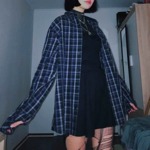  - riktigt nice rutiga skjorta, säljer pga har för många skjortor. den funkar som både kofta och som tröja, och passar de flesta beroende på vilken passform man vill ha! frakt på 42kr tillkommer :)