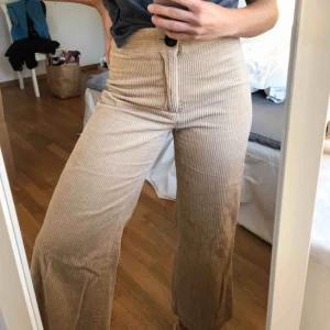  - Sparsamt använda Manchesterbyxor från Zara. Bekväma och formar benen snyggt! Frakt tillkommer på 50kr 😃