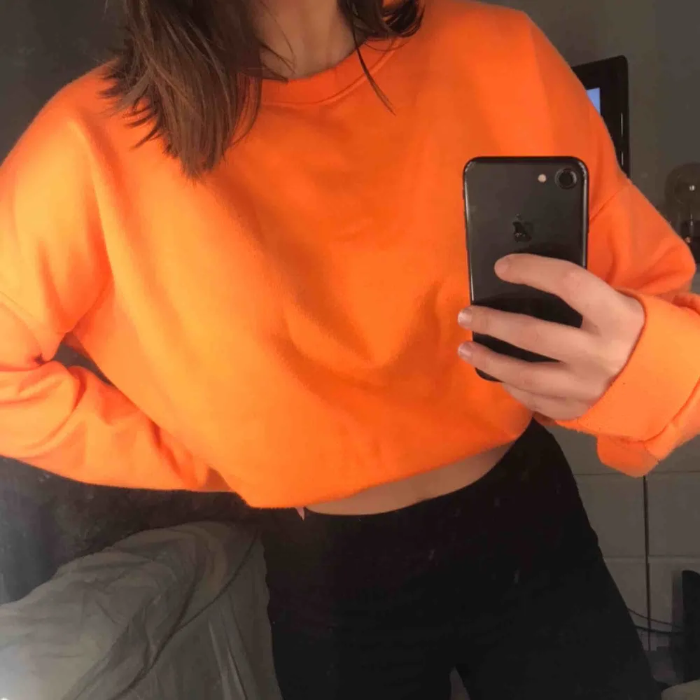 Oversized tröja från ASOS i en så nice orange färg!! Supersnygg att vika upp men också svin mysig att ha som den är. Väldigt skönt och varmt material! . Hoodies.