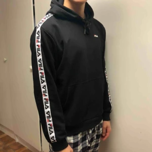  - Huvtröja från Fila  Skick 10/10 Modellen är 185 cm lång och har strl L Säljes på grund av att den inte passade mina förväntningar 