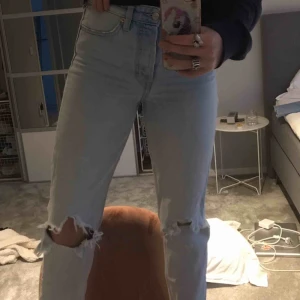  - Nu säljer jag ett par ljusa jeans med hål på båda knäna ifrån H&M. Modellen vintage fit & high waist. Ankellånga till mig som är 164. Bra skick💜💜💜