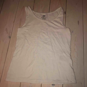  - Ett vitt linne från hm, bra skick och är i storlek 134-140 men den är väldigt stretchig så den passar någon som har större storlek🤩  Använd 1-2 gånger