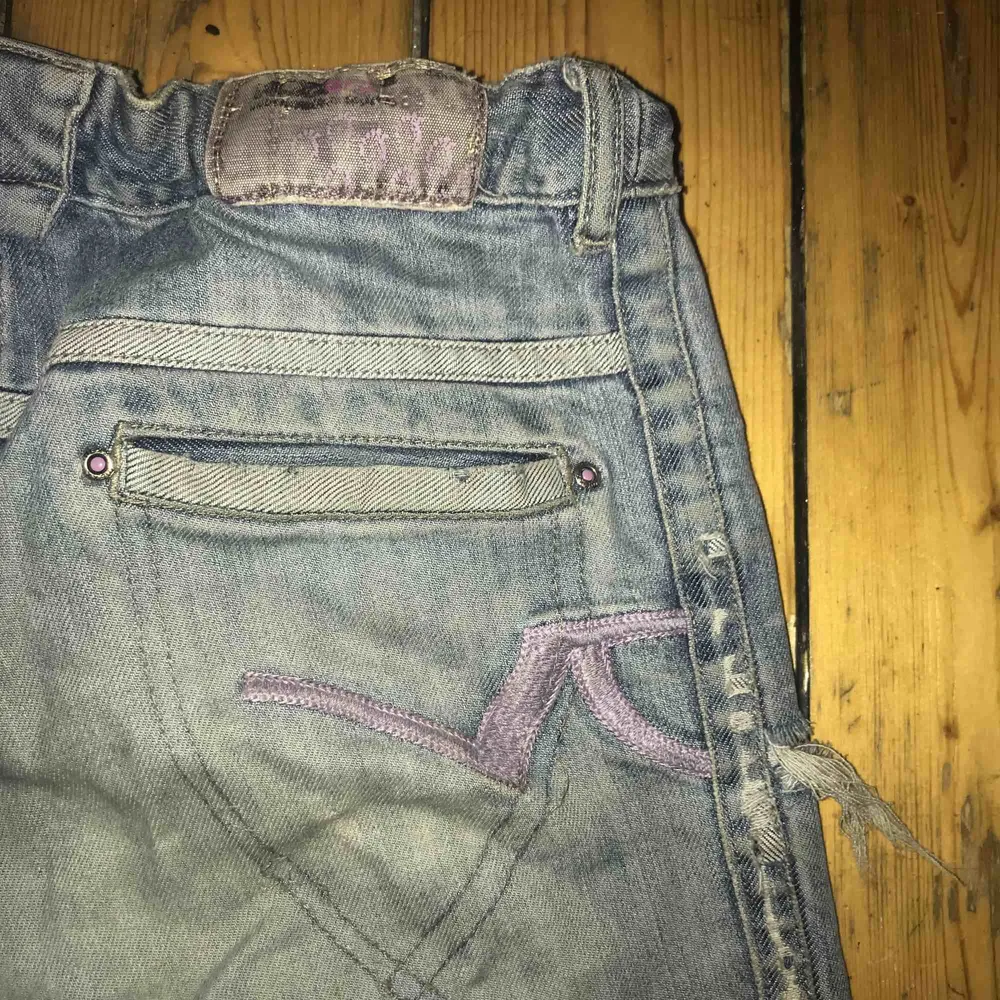 Snygga brallor som jag använt mycket förut, välanvända med lite slitningar med snygga detaljer på bakfickorna. Jeans & Byxor.