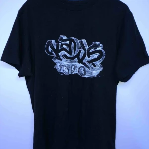  - svart tröja från uniqlo sitter som en M. köparen står för frakt eller möts upp i sthlm:)