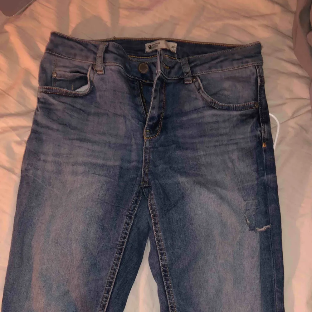 Frakt ingår inte! Jeans från Gina tricot med några slitningar, ett hål i fram som visas på bilden. Inte speciellt högmidjade. Jeans & Byxor.