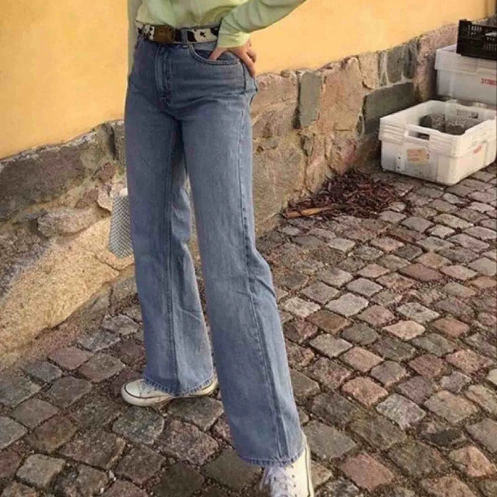 Säljer mina assnygga Yoko jeans från monki. Jättesköna och inte använda så mycket. Passar mig som vanligtvis är en xs och är 1.67cm lång !!!FÖRSTA SOM BUDAR 350kr får dem direkt!!!!. Jeans & Byxor.