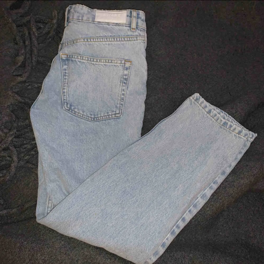 Jeans från Vero Moda Köpta från Nelly, använda endast en gång❣️ Säljer pågrund av att de ej kmr till användning, frakt tillkommer ( går självklart att dela på den🥰 ) går att samfrakta vid intresse av flera plagg❣️ snabb affär 250 kr inklusive frakt. Jeans & Byxor.