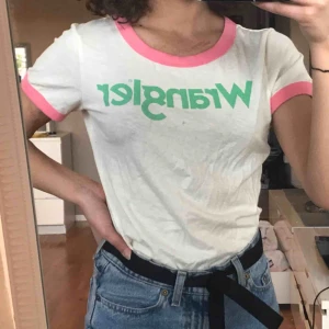  - Jätte söt wrangler tröja i melon färger som passar både XS och S, köparen står för frakt💞💞