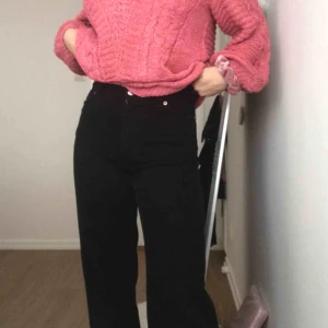  - Populära vida jeans från monki! Sitter fint och formar rumpan🥰 dom har tyvärr blivit för små för mig Frakt tillkommer💋 