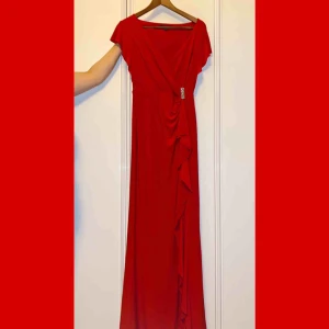  - Nyskick, användes en gång på min bal! Fick många komplimanger och dessutom så finns den inte att köpa på nätet längre så slipper man oroa sig över att någon annan har samma ;) Den har superfin passform och skön material! Pris kan diskuteras