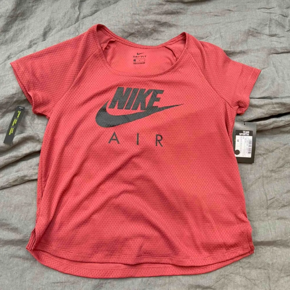 Helt ny tröja från Nike, aldrig använd. Nypris 429kr! Jag säljer för 125kr + du står för frakten❤️. Hoodies.