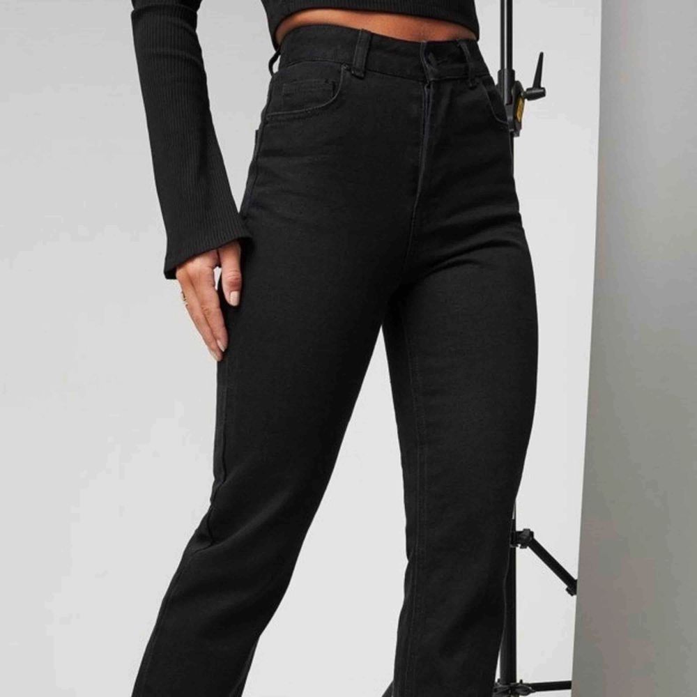 Tänkte göra intressekoll på mina helt nya Hanna schönberg X Nakd jeans då de inte inte riktigt passar mig perfekt. Vill ha minst 450 kronor då de är helt slutsålda! Storlek 38. ✨💕💕. Jeans & Byxor.