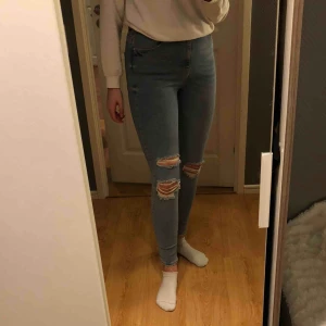  - Ett par jeans från Gina Tricot som knappt är använda, då de är i fel storlek för mig. De funkar även för de som har storlek 40. Köparen står för frakt🌟