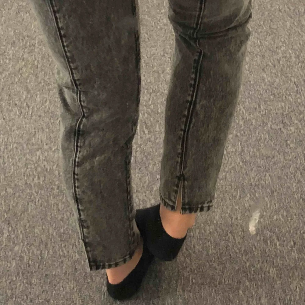 Grå jeans med strips bak, fin passform  120 + frakt . Jeans & Byxor.
