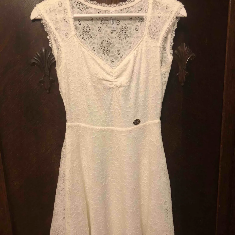 Fin vit klänning som är perfekt till student/skolavslutning och sommaren. Använd endast en gång och är i fint skick! Spetsdetaljer med en liten v-ringning. Fler bilder kan skickas! . Klänningar.