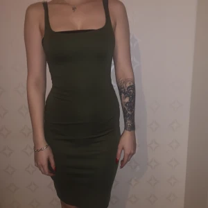  - Mossgrön festklänning med slits i bak 💚