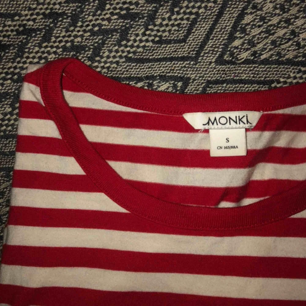 Säljer den här fina tröjan från Monik. Den passar XS-M och är i bra skick. Hör av er för mer info❤️ frakt- 59kr! Många är intresserade av att köpa så det pågår en budgivning. Tröjor & Koftor.