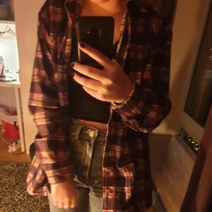  - Jätte fin flanell skjorta!! I bra skick💞💞 jag är normalt xs (160cm) den är lite stor på mig men annars SUPER fin💞 kan mötas upp i sthlm!