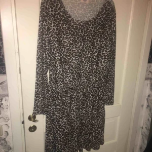  - Säljer denna klänning i så gott som nyskick använd några gånger max ! 