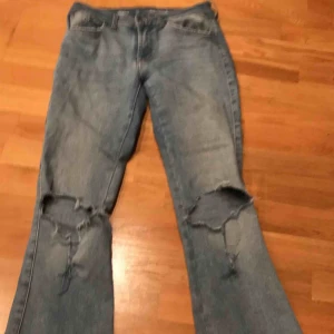  - Köpt på bikbok använt fåtal gånger och hålen har jag klippt själv. Köpare står för frakten.