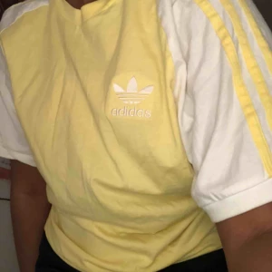  - Adidas T-shirt i en så fin gul färg💛 passar XS-L. Många är intresserade så det pågår en budgivning, budet ligger på 115kr just nu, avslutas ikväll (20e) 19:00. Frakt på 59kr tillkommer 