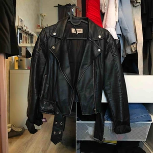  - Skinnjacka från INTRO, storlek XS. Är dock lite stor i armarna. Jackan är i normalt begagnat skick.  Frakt tillkommer! 