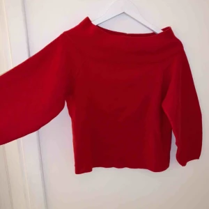  - Röd offshoulder tröja som aldrig används, kommer från H&M och är som ny, 60 exklusive frakt🥰