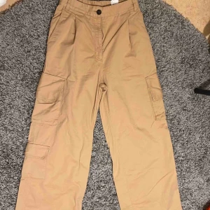  - Ett par beigea vida cargobyxor från monki i fint skick. Storlek 36 som motsvarar ca 26/27 i jeansstorlek. Inköpspris 400kr 