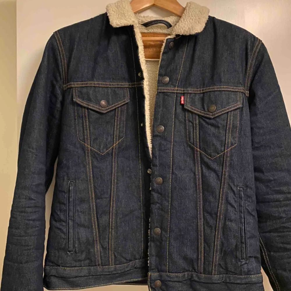 Säljer min jeansjacka från Levis i storlek M, den är använd ett fåtal gånger och är i nytt skick. Original pris 1100. Jackor.