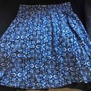  - Fin somrig kort kjol som aldrig är använd. Säljer då den inte är i min stil men jätte fin på någon annan och synd att den bara ligger i garderoben.   Fraktkostnad tillkommer