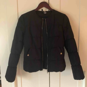  - Marinblå kort jacka. Anv endast ett fåtal ggr Köparen betalar porto