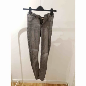  - Ljusgråa Molly Highwaist skinny jeans från Gina Tricot i storlek S. Använda en gång.
