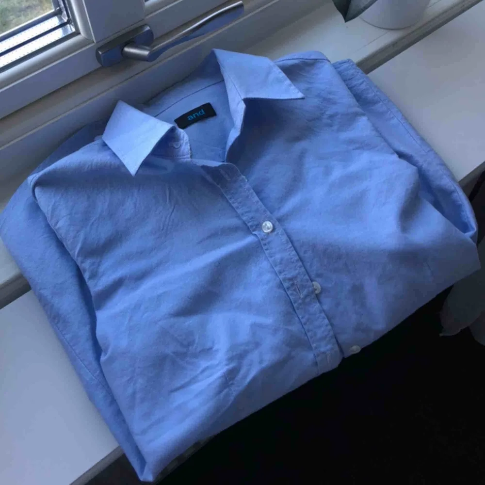 en klassisk och figursydd skjorta från And! aldrig använd 💖 frakt tillkommer!. Skjortor.
