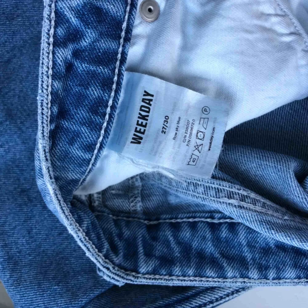 ljusblåa jeans från WEEKDAY i modellen row! 💘 storleken är 27W 30L och sitter jättebra på ☺️ använd ett fåtal gånger men är i bra skick. frakt tillkommer!. Jeans & Byxor.