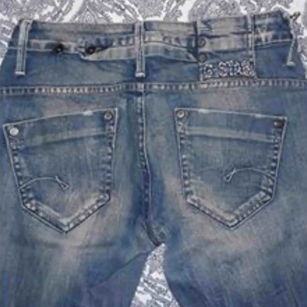 G-STAR RAW strl 24/32 (passar 24-liten 27). Passformen är perfekt, slitstarka jeans utan skavanker. . Jeans & Byxor.