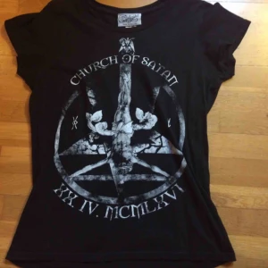  - Top i girls fit modell från Darkside. Märkt som en L men något liten i storlek så passar nog bättre på en M. Fint skick. Priset är inkl vanlig frakt.