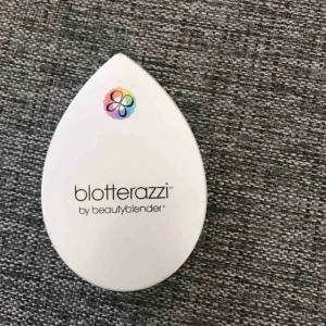  - Blotterazzi by Beautyblender  Original pris ca 200kr Aldrig använd, råka beställa två Älskar den, hjälper om du har fet hy, den tar bort all olja, men lämnat sminket, så de håller.  
