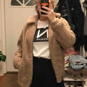  - Skitsnygg Teddy vinterjacka från urban outfitters. Används inte längre tyvärr! Den är väldigt oversize så passar många storlekar beroende på hur man vill att den ska sitta! Frakt tillkommer🌞