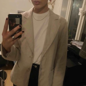  - Tunn kavaj liknande jacka i ett tjockare linné material🪐 Står att det är storlek 42 men skulle säga att den sitter som en 36/38 🥀  150kr exkl frakt