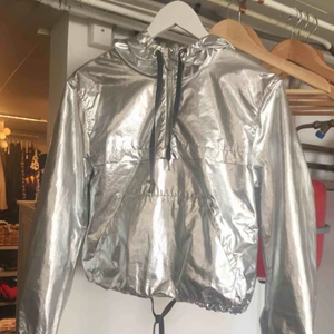  - Skitsnygg jacka från coachella kollektionen! Använd 1 gång så helt i nyskick. Sitter inte så oversized och går att justera i midjan :) Priset kan diskuteras vid snabb affär!