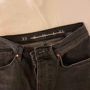  - Mom jeans strl xs passar även s. Säljer för de börjat bli försmå för mig tyvärr så de kommer inte till användning längre. Köpta på bikbok för 699kr 