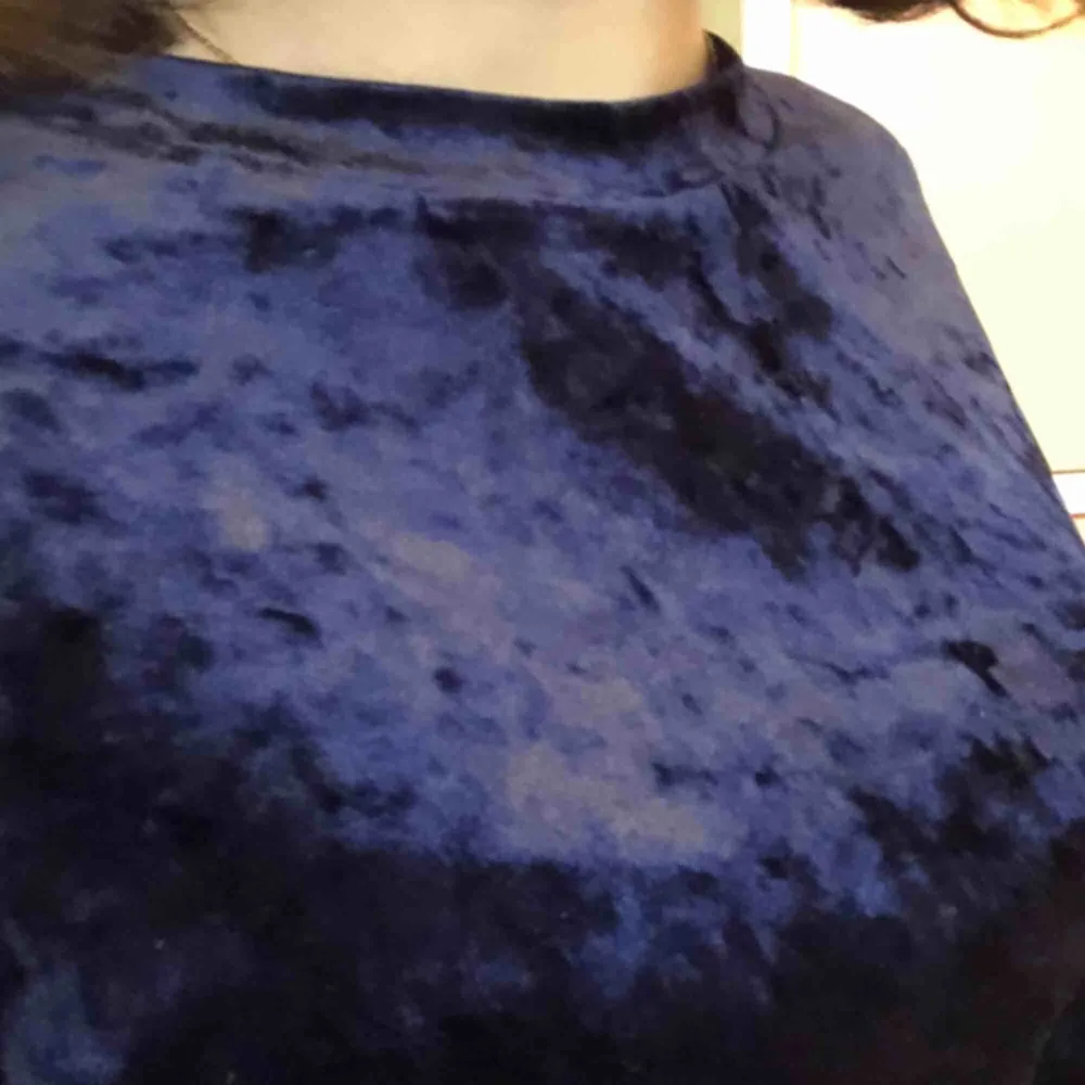 mörkblå långärmad tröja i fin sammet! 🧚‍♀️ knappt använd, från H&M. riktigt cool och fin och supermjuk insida💕. Tröjor & Koftor.